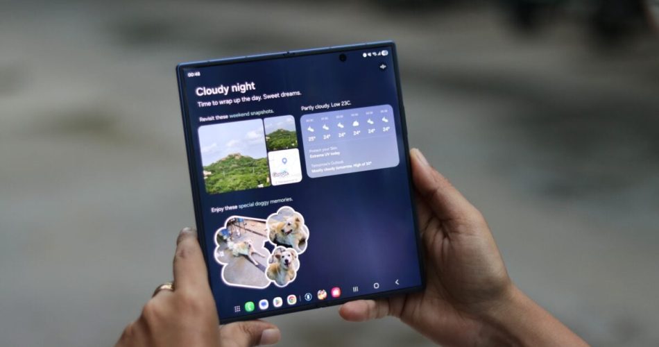 گوشی سامسونگ گلکسی زد فولد در دست اپلیکیشن now brief