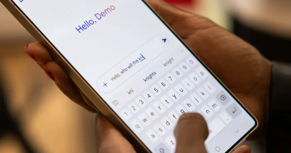 گوشی آیفون در دست